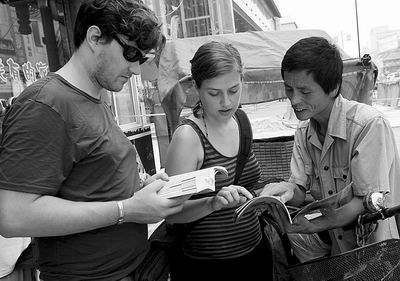 次接待千余名外国游客,又当导游又拉车 开封英