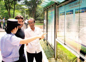 靓女警官折服广州地球村
