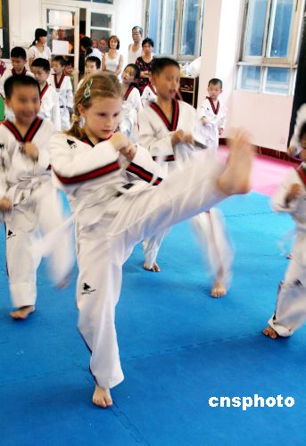 图:捷克小女孩暑期在武汉学练跆拳道