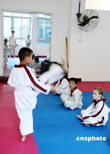 图:捷克<em>小女孩</em>暑期在武汉<em>学</em>练<em>跆拳道</em>_新闻中心