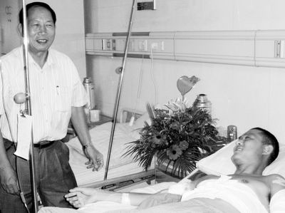 帮人逮劫匪河南小伙深圳遭砍_新闻中心_新浪