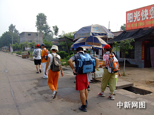 河南两童随父母徒步跋涉700里到山西大槐树祭