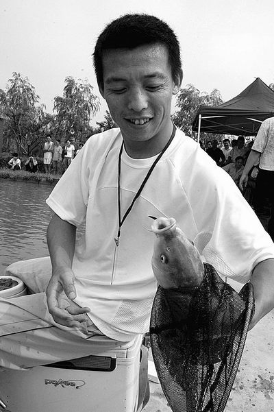 好手气! 5分钟高手连续钓上7条鱼