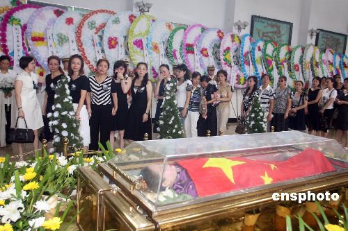 在利比里亚遇害重庆女官员遗体告别仪式在渝举