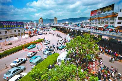 为情所困 丈夫手握利刃劫持妻子大闹昆明黄土坡