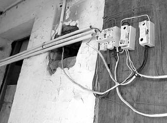 两幢空楼成职工宿舍存安全隐患