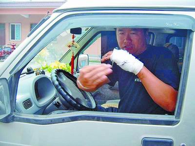 匕首刺穿当事人的手掌 两次抢走被执行装载机