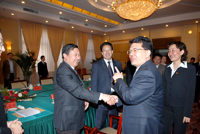市委副书记侯法生(左二,市委常委,团市委书记魏艳菊(左三)到市青少年