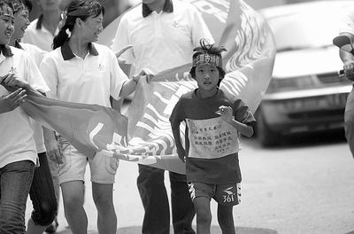 ����8��Ů���ܲ�����ӭ���ˡ��Ӻ������ǳ�����ȫ��Լ4000���11�յ�֣�ݣ��丸�׵�ѵ����ʽ������