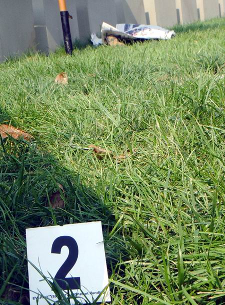 搂着肩膀亲亲热热哥们后面一刀毙命