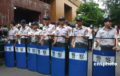 图:台北警方严阵以待防范冲突
