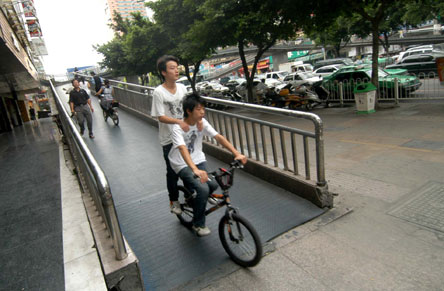 市政工程处出台试验方案 地下道斜坡增设减速垫