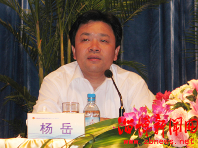 团中央书记处常务书记杨岳在大会上讲话.