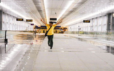 港人飞奔过境到深圳福田口岸争当过关第一人