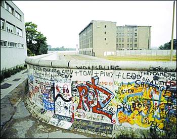 柏林墙裂缝了柏林市没钱修 该不该修让人们有