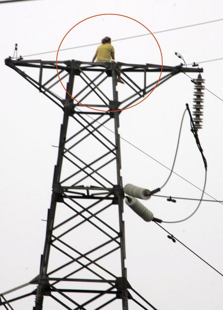 两次爬上高压铁塔她安然无恙