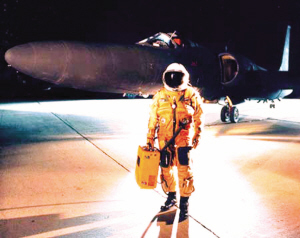 U-2飞机飞行员穿太空服副驾开跑车指导起降