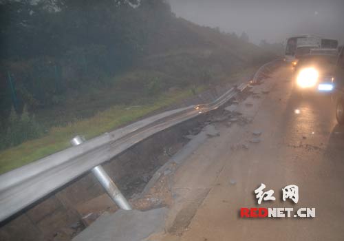 雨大路滑潭邵高速发生一车抛锚致两车追尾事故