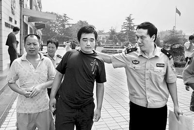 拿假证换真证,俩李鬼栽了