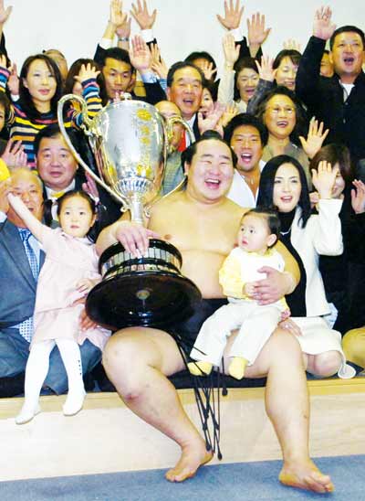 喜爱喝酒玩乐的朝青龙在酒馆中也是一副老大的