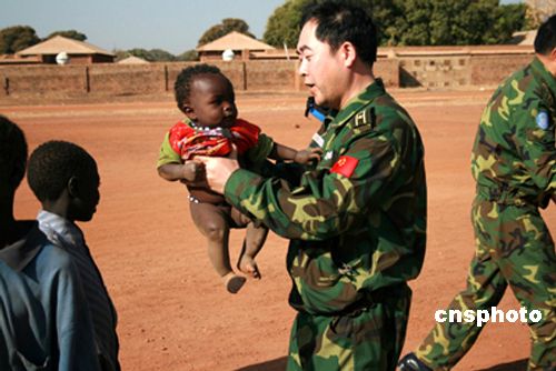 图:中国赴苏丹维和工兵爱民助民活动纪事