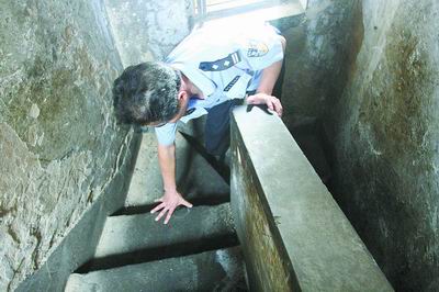 一楼店铺、二楼厨房、三楼宿舍床被收走打地铺