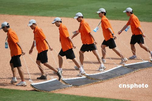 图:北京奥运会测试赛棒球场上辛勤的志愿者