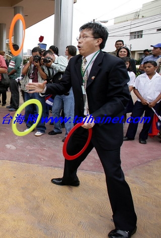 台湾另类新闻局长谢志伟洪都拉斯街头秀杂耍