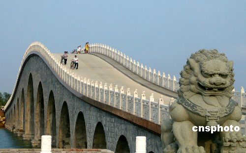 图文:中国主桥最长石拱桥在江苏东海建成