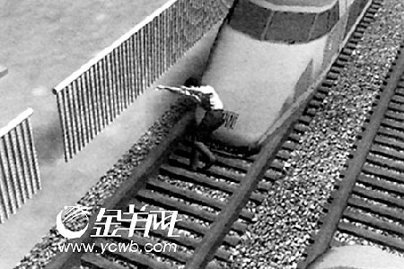 火车撞人后拖尸驶进站 事发广深线东莞路段