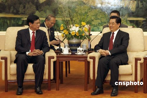 八月二十四日,中国国家主席胡锦涛在北京人民大会堂会见老挝政府