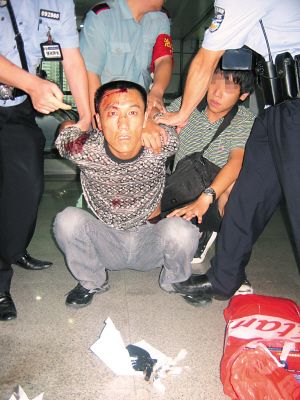 6发子弹已经上膛持枪疑犯东站被擒