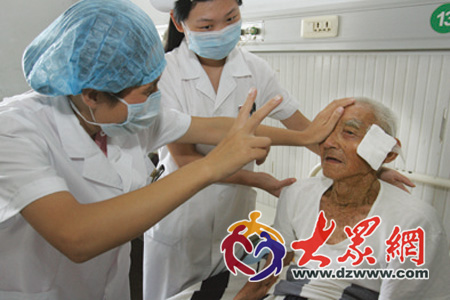 济南为贫困白内障患者免费手术