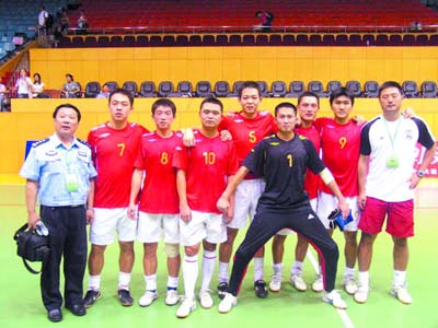 重庆警察队成黑马 勇夺世界足球赛亚军