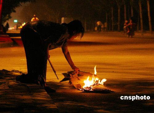 北京文明祭扫过鬼节 有人希望保留传统文化