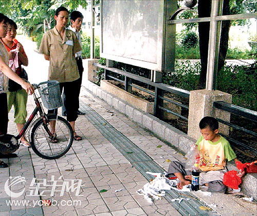 男童因何被绑医院护栏上?