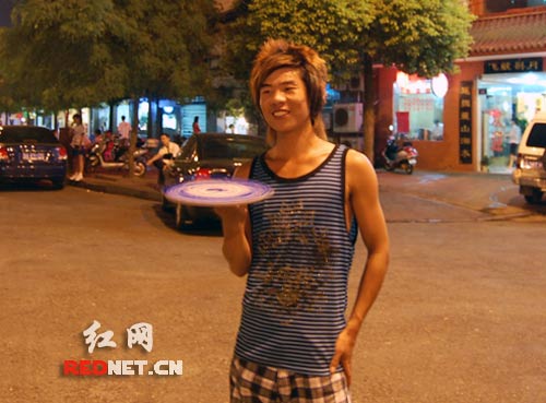 长沙湘江边抢客少年 烦恼只是江面上一阵风