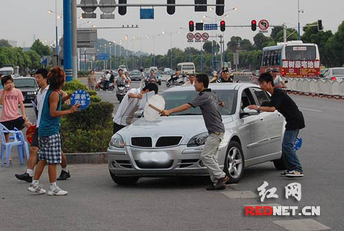 长沙湘江边抢客少年 烦恼只是江面上一阵风