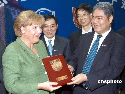 德国总理默克尔与南京大学学子共话中德经济