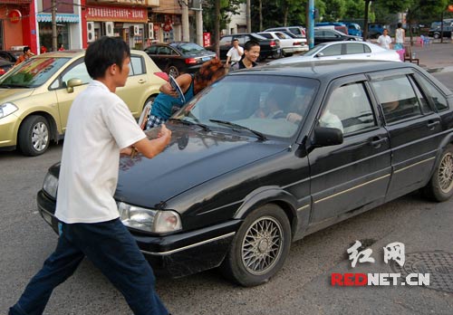 长沙湘江边抢客少年 烦恼只是江面上一阵风