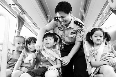 校车儿童座位须配安全带 我国对校车国标做了