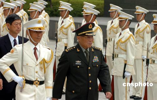 �ܸմ���ϯ��λ�ձ�ǰ���������پ��е���ͻ�