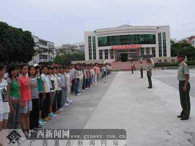 北海边防检查站为驻地学校进行军训