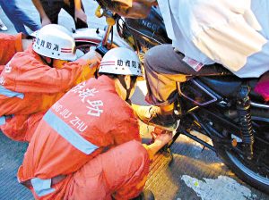 西樵镇西岸附近摩托轿车相撞挂挡插入脚掌3厘