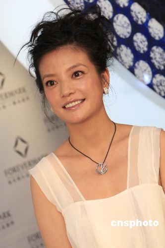 图:中国首家钻石典藏馆揭幕 赵薇获赠名贵钻石