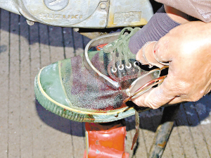 西樵镇西岸附近摩托轿车相撞挂挡插入脚掌3厘