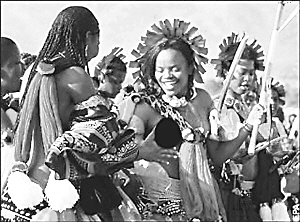 斯威士兰国王海选妃子数万女皇宫前轻歌曼舞