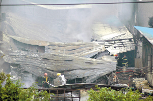 南海一包装材料厂爆炸起火