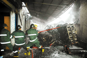 南海一包装材料厂爆炸起火