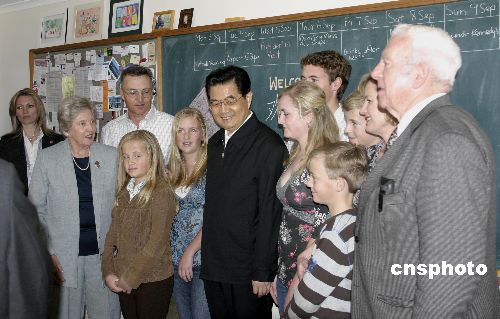 图文:胡锦涛与澳大利亚牧场主家人合影留念